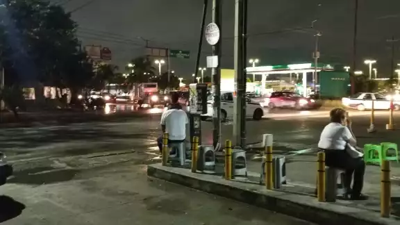Un paradero luce vacío en las últimas horas de un día sin taxis en Cancún Un paradero luce vacío en las últimas horas de un día sin taxis en Cancún