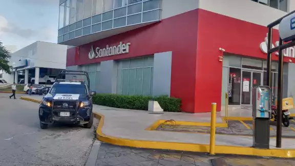 Los sujetos interceptaron a la víctima afuera de las instalaciones del Santander en Plaza Hollywood en Cancún Los sujetos interceptaron a la víctima afuera de las instalaciones del Santander en Plaza Hollywood en Cancún