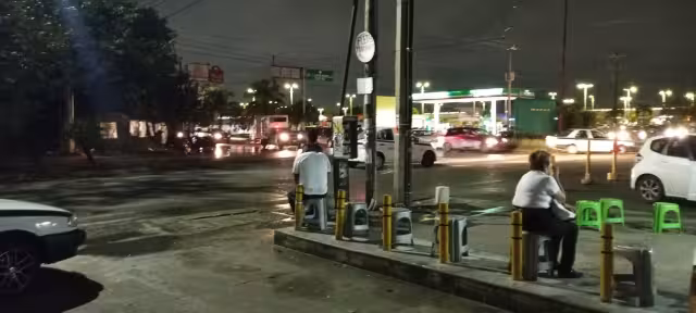 Un paradero luce vacío en las últimas horas de un día sin taxis en Cancún