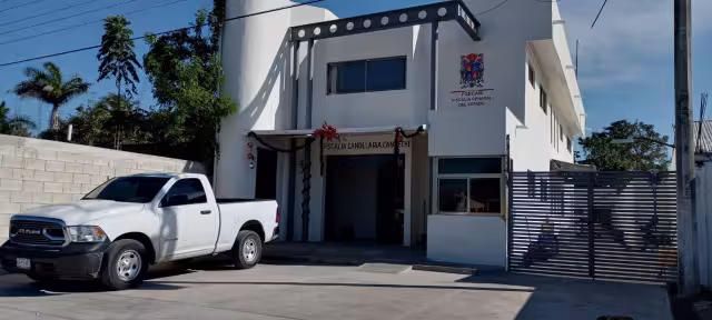 Asimismo, personal de la Agencia Estatal de Investigaciones (AEI) arribaron al lugar para tomar conocimiento de los hechos