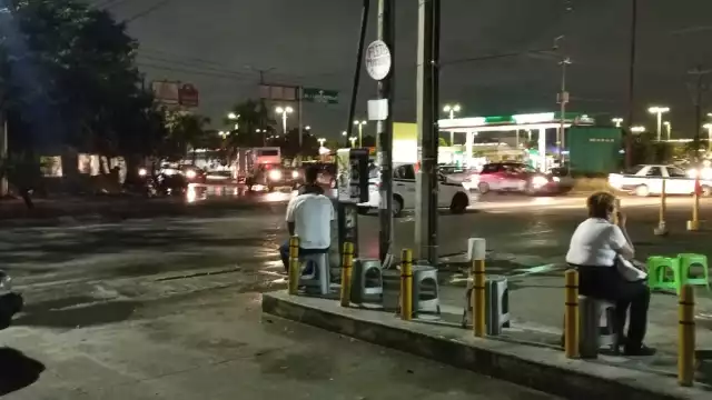 Un paradero luce vacío en las últimas horas de un día sin taxis en Cancún