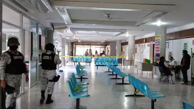 Elementos de la FGE Campeche arribaron al Hospital Comunitario de Candelaria para indagar sobre el asesinato de la mujer