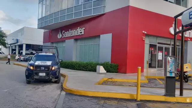 Los sujetos interceptaron a la víctima afuera de las instalaciones del Santander en Plaza Hollywood en Cancún