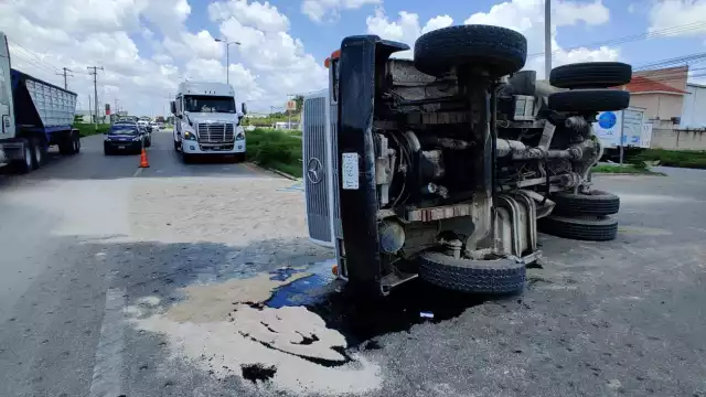 El camión transportaba siete metros cúbicos del sascab