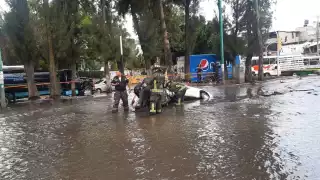 Taxista cae con su unidad en socavón en la alcaldía Iztapalapa