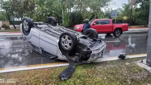 El automóvil del conductor yucateco terminó con daños considerables en la parte frontal tras el choque y la volcadura en la Zona Hotelera de Cancún El automóvil del conductor yucateco terminó con daños considerables en la parte frontal tras el choque y la volcadura en la Zona Hotelera de Cancún