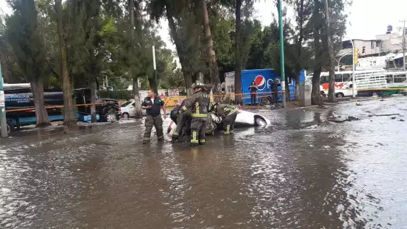 Un taxista cayó con su unidad en un socavón en la alcaldía Iztapalapa Un taxista cayó con su unidad en un socavón en la alcaldía Iztapalapa
