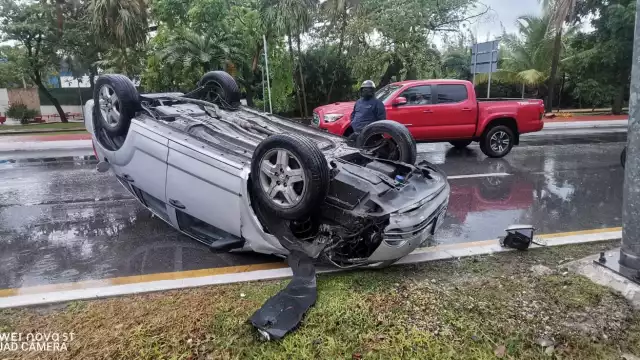El automóvil del conductor yucateco terminó con daños considerables en la parte frontal tras el choque y la volcadura en la Zona Hotelera de Cancún