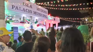 En Isla Mujeres una gran cantidad de personas celebraron el 15 de septiembre
