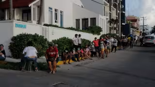 Los isleños apartan su lugar pata poder votar, pero luce la falta de sana distancia