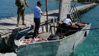 Hallan embarcación 'hechiza' en el muelle de un hotel en Isla Mujeres