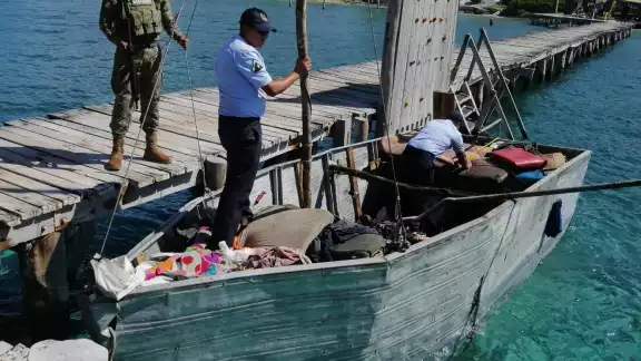 La embarcación fue revisada por elementos de la Capitanía de Puerto en Isla Mujeres, luego de reportarse su hallazgo La embarcación fue revisada por elementos de la Capitanía de Puerto en Isla Mujeres, luego de reportarse su hallazgo