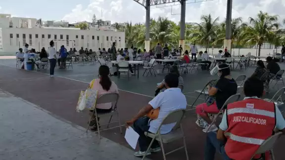La aplicación de vacunas tendrá un horario de 08:00 a 16:00 horas y tendrá lugar en el domo Bicentenario de la colonia La Gloria La aplicación de vacunas tendrá un horario de 08:00 a 16:00 horas y tendrá lugar en el domo Bicentenario de la colonia La Gloria