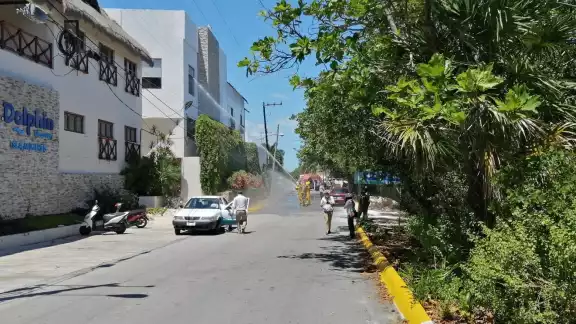 Bomberos acudieron para sofocar las llamas que rápidamente se expandieron de la cocina a otras palapas Bomberos acudieron para sofocar las llamas que rápidamente se expandieron de la cocina a otras palapas