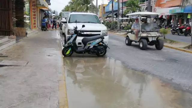 El restaurante Muelle 7 se tupió su registro y comenzaron a salir aguas negras en la banqueta por donde entronca la calle Madero