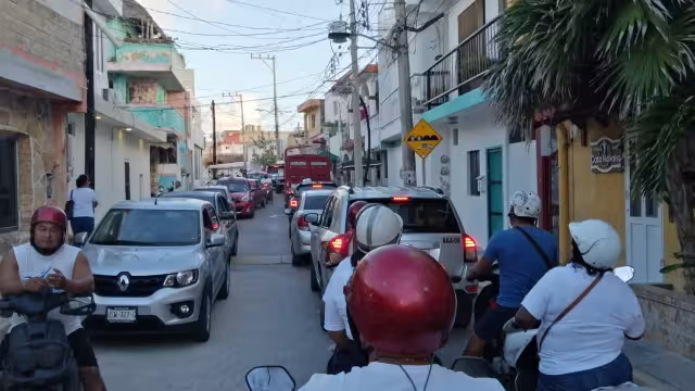 Padres querían llegar al desfile para dejar a sus hijos, pero el tráfico se tornó pesado