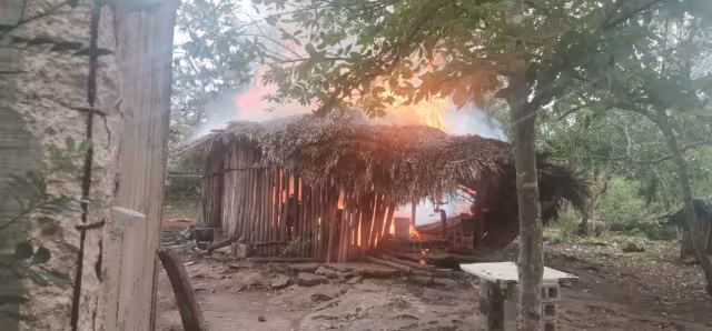 La casa de bajareque y huano quedó convertida en cenizas