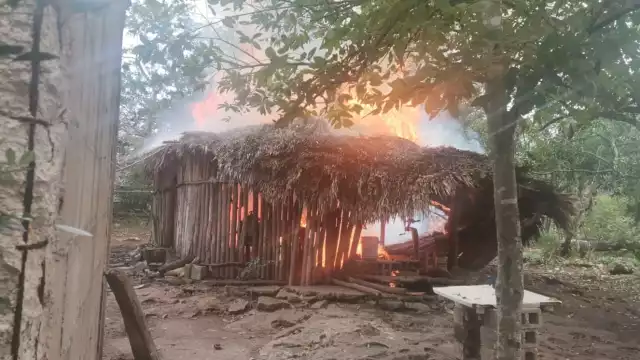 La casa de bajareque y huano quedó convertida en cenizas