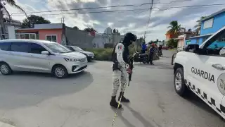 En algunos sitios de las colonias de Cozumel, la Guardia Nacional cerró el paso a automovilistas para las indagatorias correspondientes