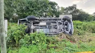 Fueron taxistas de Cozumel quienes dieron aviso al número de emergencias 911 de la volcadura en la Costera Sur