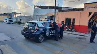 Elementos de la Policía Municipal de Cozumel cerraron el paso para prevenir algún percance tras el reporte de un incendio de un taxi