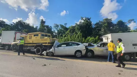La carambola generó tráfico vehicular en la zona de atrás del aeropuerto de Cancún La carambola generó tráfico vehicular en la zona de atrás del aeropuerto de Cancún