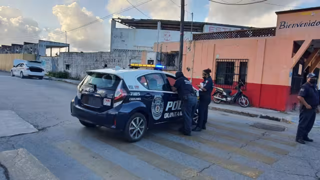 Elementos de la Policía Municipal de Cozumel cerraron el paso para prevenir algún percance tras el reporte de un incendio de un taxi