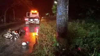 Motociclista choca contra árbol y queda gravemente lesionado en Felipe Carrillo Puerto