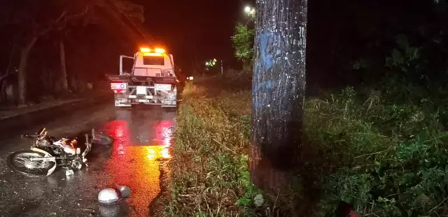 Motociclista choca contra árbol y queda inconsciente en Felipe Carrillo Puerto