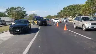 Los carriles derecho y central del Periférico de Mérida están cerrados a la circulación con conos anaranjados