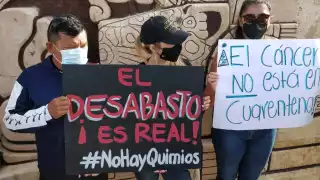 Familias reprochan las palabras de Hugo López-Gatell contra quienes aseguran falta de medicamentos