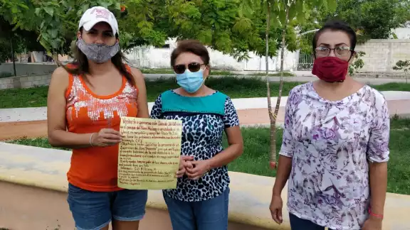 Los vecinos reunieron firmar para entregarle a la CFE Los vecinos reunieron firmar para entregarle a la CFE