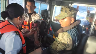 Rescatan a 9 cubanos varados en aguas de Isla Mujeres