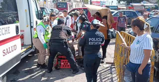 Ciudadanos alertan a emergencias tras caída de adulta mayor en la colonia Centro