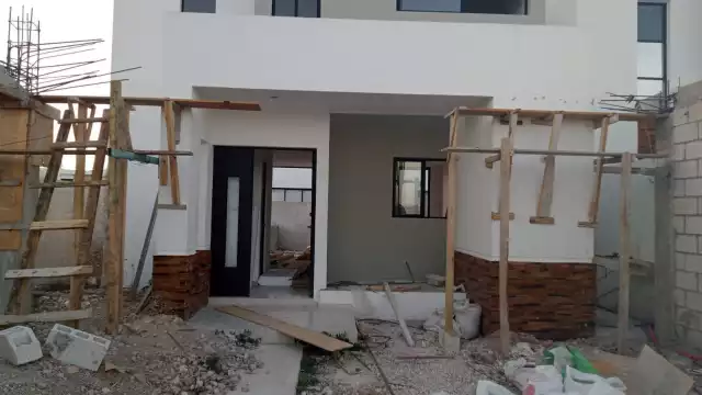 La mujer exhibió que la construcción de su casa quedó en obra negra