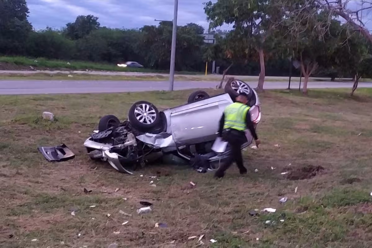 Conductor pierde el control de su auto y vuelca en el Periférico de ...