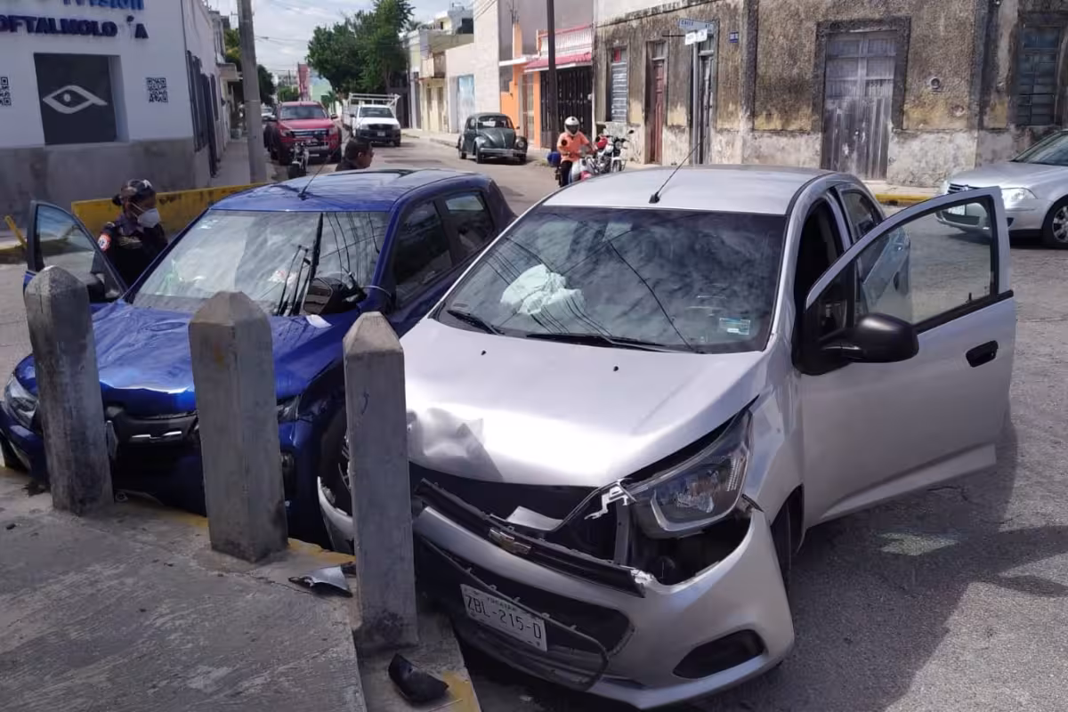 Conductora se pasa el alto y provoca choque en Mérida; hay dos heridos ...