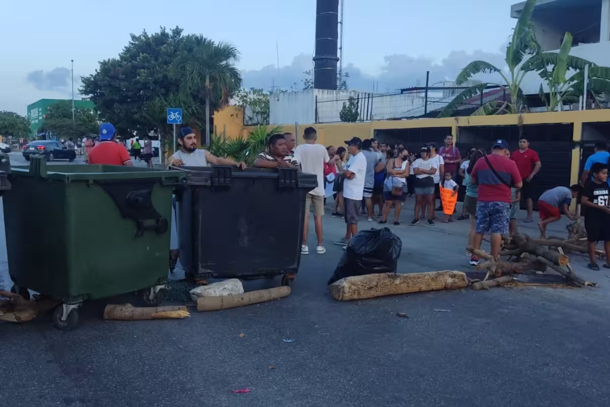 Bloquean calles de Playa del Carmen por falta de energía eléctrica: EN ...