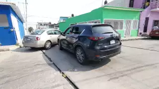 Colisión sin lesionados causa caos vehicular en la calle Rosas