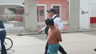 Vecinos y policías se unieron para asegurar al sujeto