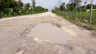 Exigen la reconstrucción urgente de la carretera, que se agrava con la temporada de lluvias.