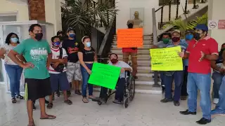 Los trabajadores de confianza y eventuales tomaron el Palacio Municipal de Carrillo Puerto para exigir el pago de su dinero