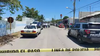 Policías acordonaron la zona en la que una persona fue atacada a balazos en Chetumal, además de iniciar las ingadatorias correspondientes