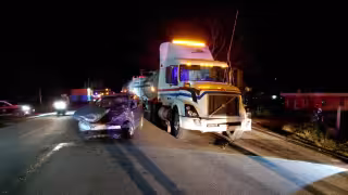 Pareja resulta lesionada tras chocar contra una pipa en Escárcega.