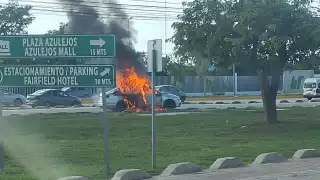 La mañana del sábado se incendió un vehículo sobre el bulevar Colosio en Cancún.