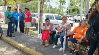Ana Magaña y 20 jubilados del Sutunacar protestaron frente a la Rectoría de la Unacar por el adeudo de nueve quincenas