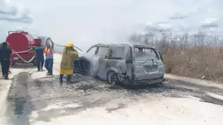 Presunto cortocircuito provoca incendio total de camioneta en Hopelchén