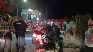 Se accidenta frente a secundaria; vecinos señalan al viento como causa
