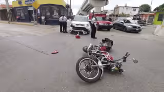 Un moto repartidor chocó contra un auto en la avenida Gobernadores