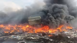 Bomberos sofocan incendio de camioneta en basurero de Tizimín; fue declarada pérdida total
